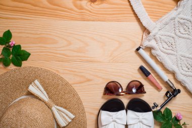 Renkli yaz kadın moda kıyafet düz yatıyordu. Hasır şapka, bambu çanta, beyaz flip flop, güneş gözlüğü, üstten görünüm, kopyalama alanı, geniş kompozisyon. Yaz modası, tatil.