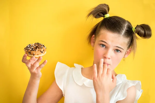 Menina Adolescente Bonita Comer Donut Lambe Dedo Rir Emocionalmente Fundo — Fotografia de Stock