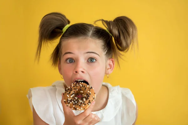 Menina Adolescente Bonita Comer Donut Morde Boca Bem Aberta Rir — Fotografia de Stock