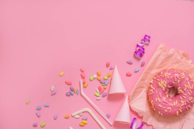 Kızlar için bir parti. buruşuk Kağıt, renkli şeker pembe çörek. Görünümü en çok, uzay kopyalayın. düz lay