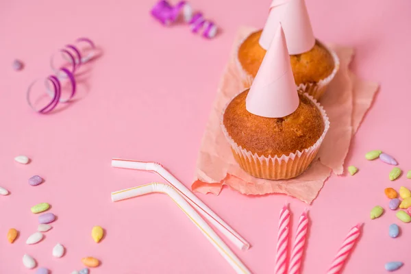 Két Csokis Muffin Egy Születésnapi Gyertya Fél Lányok Sapkák Talmi — Stock Fotó