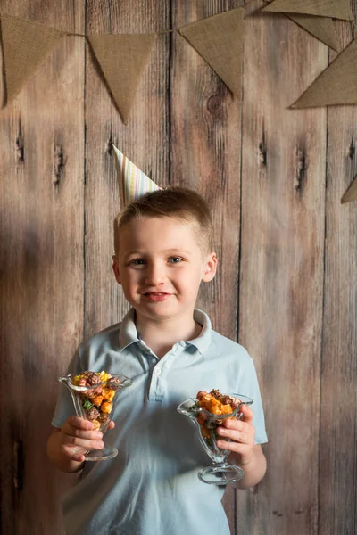 Happy Radostné Smějící Malý Chlapec Večírku Barevný Popcorn Sklenici Dřevěné — Stock fotografie