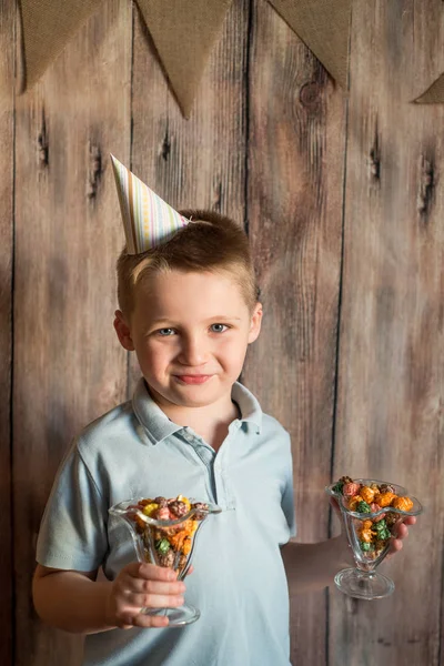 Joyeux Rire Joyeux Petit Garçon Une Fête Tient Pop Corn — Photo