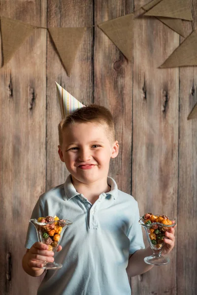 Happy Radostné Smějící Malý Chlapec Večírku Barevný Popcorn Sklenici Dřevěné — Stock fotografie