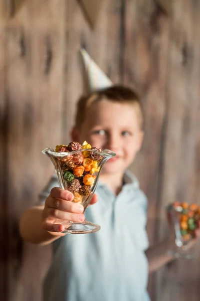 Happy Radostné Smějící Malý Chlapec Večírku Barevný Popcorn Sklenici Dřevěné — Stock fotografie