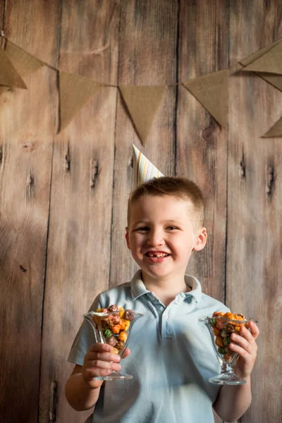 Happy Radostné Smějící Malý Chlapec Večírku Barevný Popcorn Sklenici Dřevěné — Stock fotografie