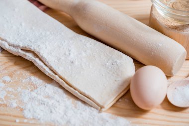 hamur, un ve ahşap bir masa üzerinde yumurta pişirme.