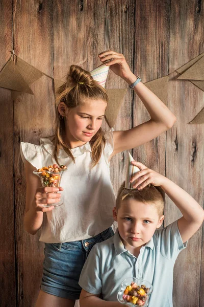 Menina Menino Compartilhando Comer Pipocas Uma Tigela Fundo Mesa Madeira — Fotografia de Stock