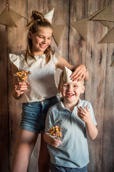 Dívka Chlapec Sdílení Jíst Popcorn Misce Dřevěný Stůl Pozadí Děti — Stock fotografie