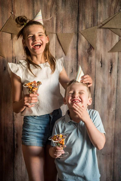 Menina Menino Compartilhando Comer Pipocas Uma Tigela Fundo Mesa Madeira — Fotografia de Stock