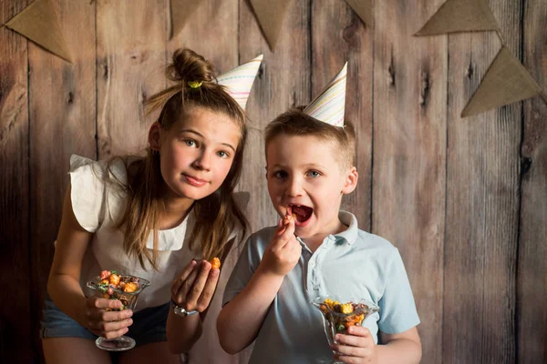 Αστείο Αγόρι Και Κορίτσι Τρώγοντας Ποπ Κορν Γέλιο Ένα Πάρτι — Φωτογραφία Αρχείου