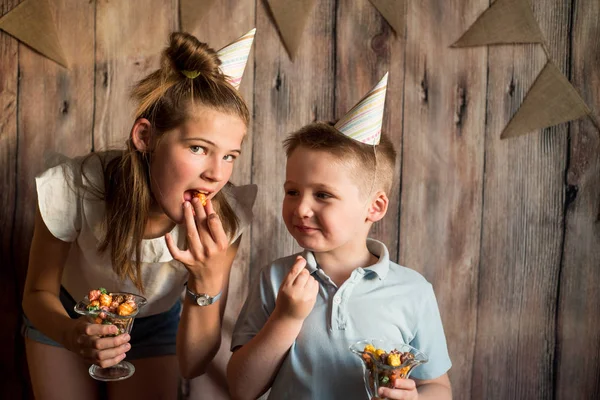 Αστείο Αγόρι Και Κορίτσι Τρώγοντας Ποπ Κορν Γέλιο Ένα Πάρτι — Φωτογραφία Αρχείου