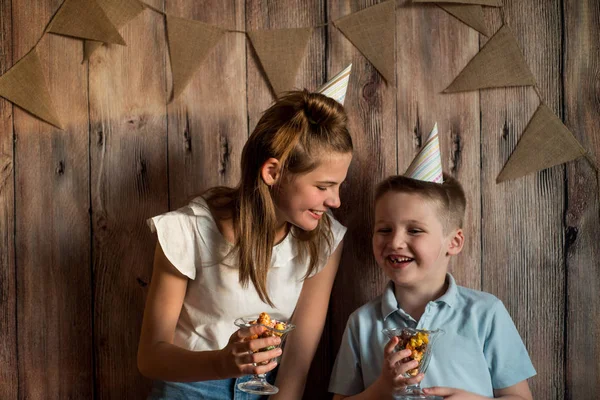 Engraçado Menino Menina Comendo Pipocas Rindo Uma Festa Fundo Madeira — Fotografia de Stock