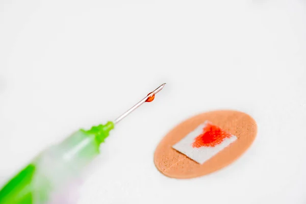 Bir Enjeksiyon Iğne Üzerinde Kırmızı Sıvı Sıva Kan Damlasına — Stok fotoğraf