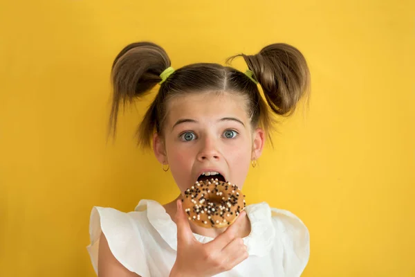 Όμορφη Έφηβος Κορίτσι Τρώγοντας Ένα Ντόνατ Δαγκώνει Στόμα Του Ορθάνοιχτο — Φωτογραφία Αρχείου