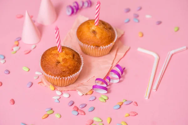 Dois Queques Chocolate Uma Vela Aniversário Festa Para Raparigas Bonés — Fotografia de Stock