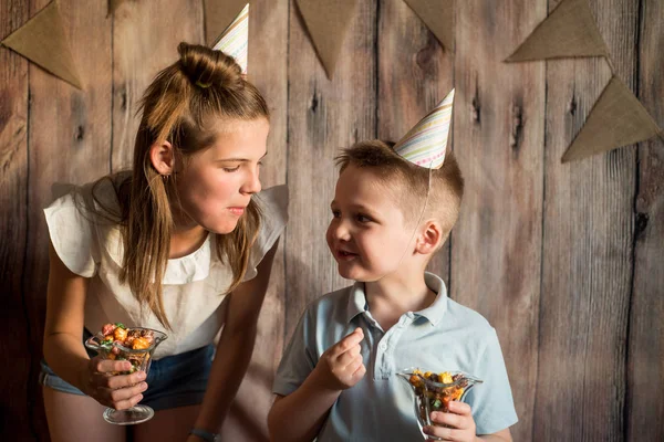 Legrační Chlapec Dívka Jíst Popcorn Směje Večírku Dřevěné Pozadí Vlajkami — Stock fotografie