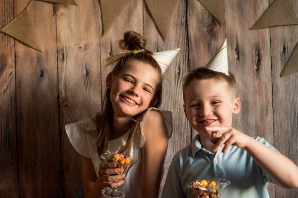 Legrační Chlapec Dívka Jíst Popcorn Směje Večírku Dřevěné Pozadí Vlajkami — Stock fotografie