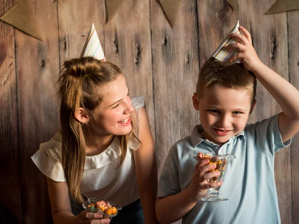 Engraçado Menino Menina Comendo Pipocas Rindo Uma Festa Fundo Madeira — Fotografia de Stock