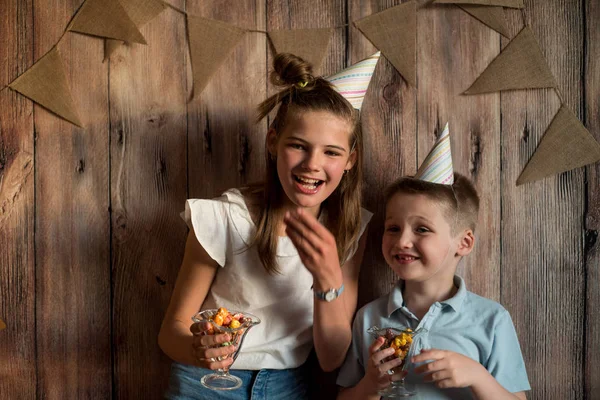 Engraçado Menino Menina Comendo Pipocas Rindo Uma Festa Fundo Madeira — Fotografia de Stock