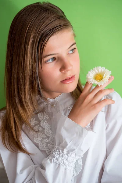 Krásná Holka Veselá Emocionální Teenagera Květina Vlasy Zelené Letní Pozadí — Stock fotografie