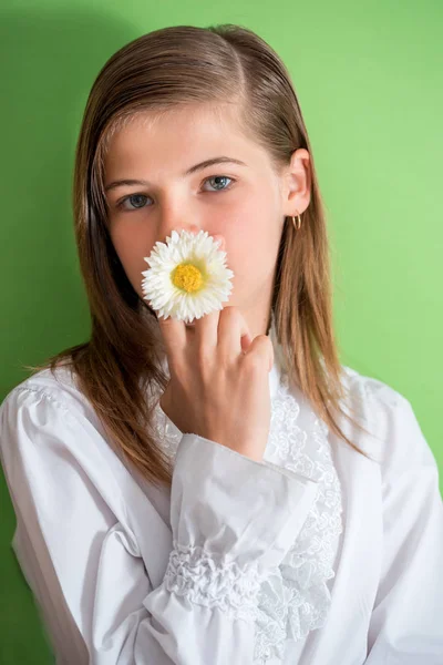 Krásná Holka Veselá Emocionální Teenagera Květina Vlasy Zelené Letní Pozadí — Stock fotografie