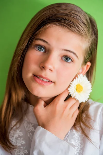 Beautiful Girl Cheerful Emotional Teenager Flower Hair Green Summer Background — Stock Photo, Image