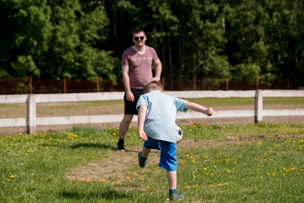 Bello Papà Con Suo Piccolo Sole Carino Stanno Divertendo Giocando — Foto Stock