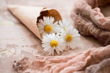 Dondurma külahı chamomiles siyah bir beton zemin üzerine buket. Taze çiçekler. kır çiçekleri güzel buket. Uzay kopyalayın. metin için yer. Metin için yer. Gıda fotoğraf. Düz yatıyordu, en iyi görünümü.