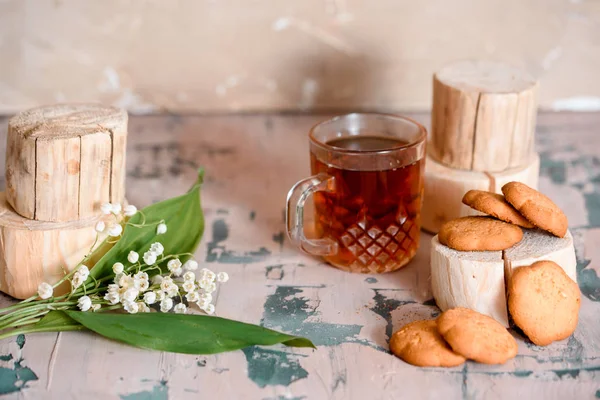 Eine Tasse Tee Nüsse Fliederstrauß Auf Einem Holztisch — Stockfoto