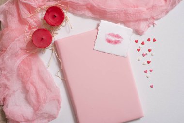 Mockup kartpostal ve yasemin üzerinde pembe bir arka plan ile. kartı ve beyaz çiçekler. gözleme dondurma yemeye, dudak öpücük