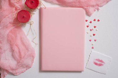 Mockup kartpostal ve yasemin üzerinde pembe bir arka plan ile. kartı ve beyaz çiçekler. gözleme dondurma yemeye, dudak öpücük