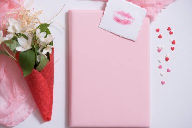 Mockup kartpostal ve yasemin üzerinde pembe bir arka plan ile. kartı ve beyaz çiçekler. gözleme dondurma yemeye, dudak öpücük