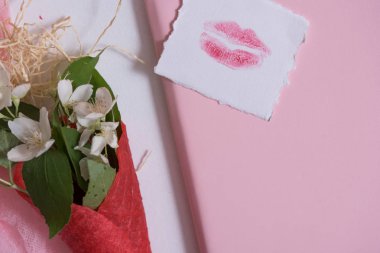 Mockup kartpostal ve yasemin üzerinde pembe bir arka plan ile. kartı ve beyaz çiçekler. gözleme dondurma yemeye, dudak öpücük