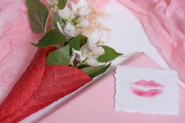 Mockup kartpostal ve yasemin üzerinde pembe bir arka plan ile. kartı ve beyaz çiçekler. gözleme dondurma yemeye, dudak öpücük