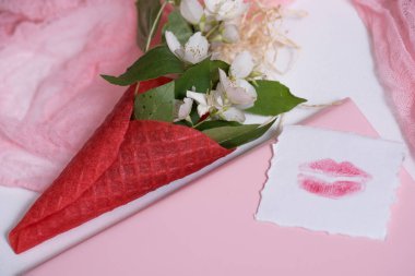 Yaratıcı natürmort gri arka plan üzerine çiçekli bir dondurma waffle koni. gözleme dondurma yemeye, dudak öpücük