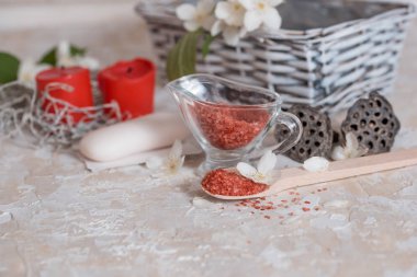 Pembe ve kırmızı tuz, spa cilt bakımı, sabun ve havlu, kokulu mumlar., aromaterapi