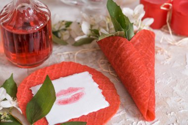 Dondurma külahı pembe bir arka plan üzerinde güzel çiçek. Kırmızı dudaklar kağıt üzerinde aşk kartpostal öp. Beyaz yasemin