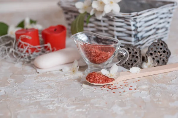 Pembe ve kırmızı tuz, spa cilt bakımı, sabun ve havlu, kokulu mumlar., aromaterapi
