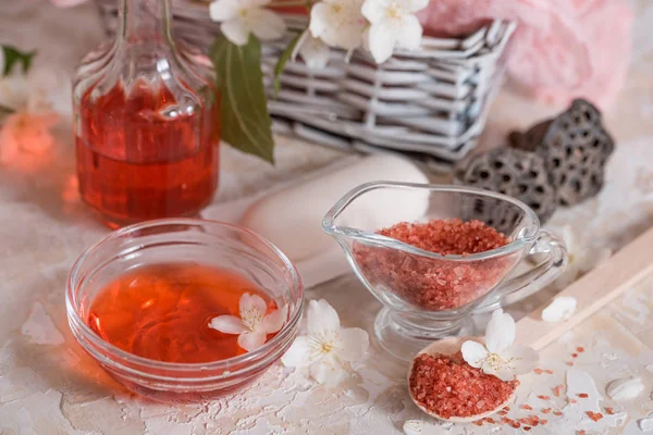 Pembe ve kırmızı tuz, spa cilt bakımı, sabun ve havlu, kokulu mumlar., aromaterapi