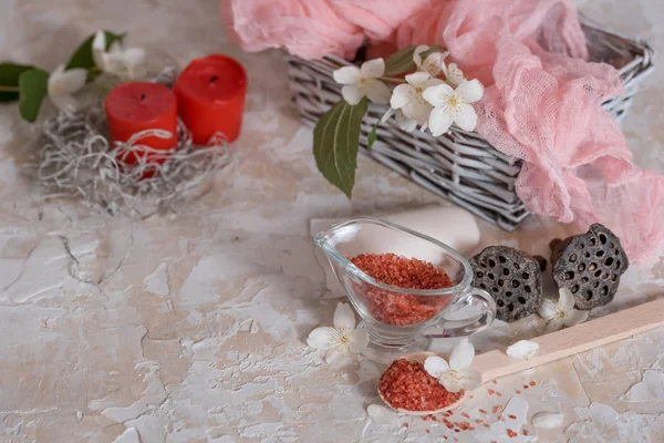 Pembe ve kırmızı tuz, spa cilt bakımı, sabun ve havlu, kokulu mumlar., aromaterapi