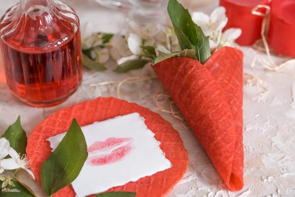 Dondurma külahı pembe bir arka plan üzerinde güzel çiçek. Kırmızı dudaklar kağıt üzerinde aşk kartpostal öp. Beyaz yasemin