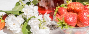 Çilek limonata, buz ve gözlük ve sürahi ile yeşil arka plan açık havada, nane ile kokteyl alanı kopyalayın. Canlandırıcı yaz berry içeceği. Köpüklü içecek gözlük