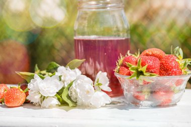 Taze çilek iç ahşap arka plan üzerine açık güneşli yaz gün