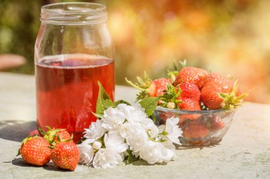 Taze çilek iç ahşap arka plan üzerine açık güneşli yaz gün
