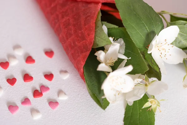 Conos Helado Gofre Con Flores Peonía Blanca Sobre Fondo Rojo — Foto de Stock