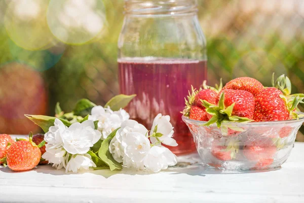 Taze çilek iç ahşap arka plan üzerine açık güneşli yaz gün