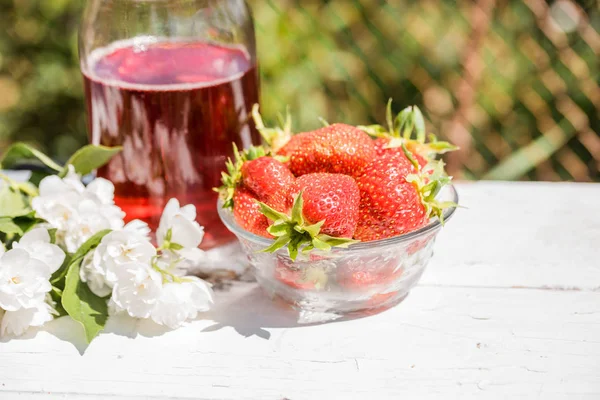 Taze çilek iç ahşap arka plan üzerine açık güneşli yaz gün