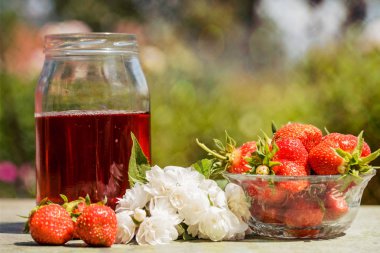 Taze çilek iç ahşap arka plan üzerine açık güneşli yaz gün