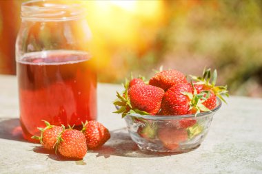 Taze çilek iç ahşap arka plan üzerine açık güneşli yaz gün